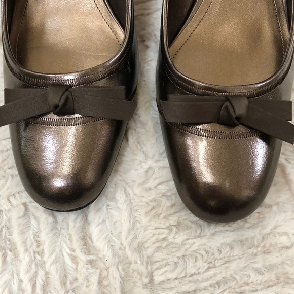 Laura Ashley Marilyn heels in color Bronze Size 8.5, New in box - Picture 5 of 16